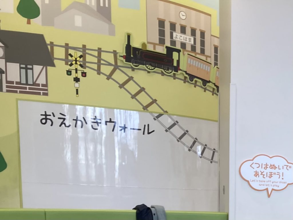 クレヨンで自由に絵を描けるお絵描きウォール