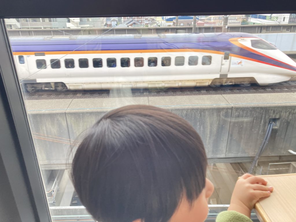 ビューレストランから見えた新幹線