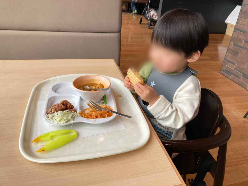 お子さまプレートを食べる息子