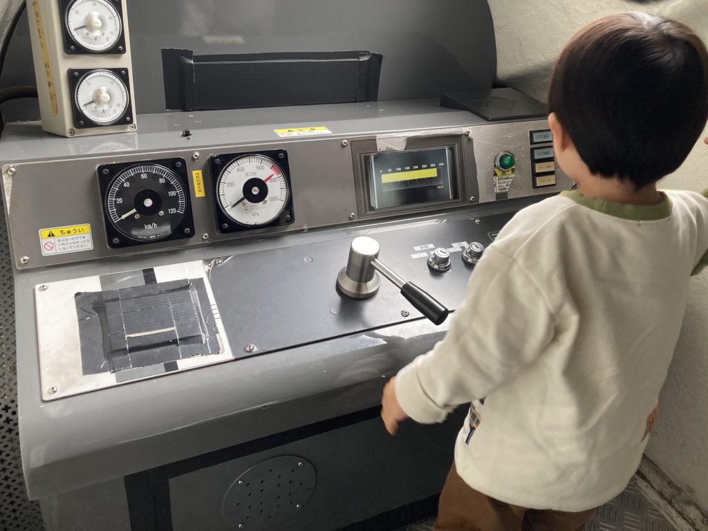 ミニ新幹線の運転席