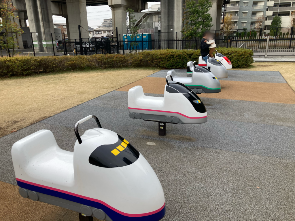 揺らして遊ぶ新幹線の遊具