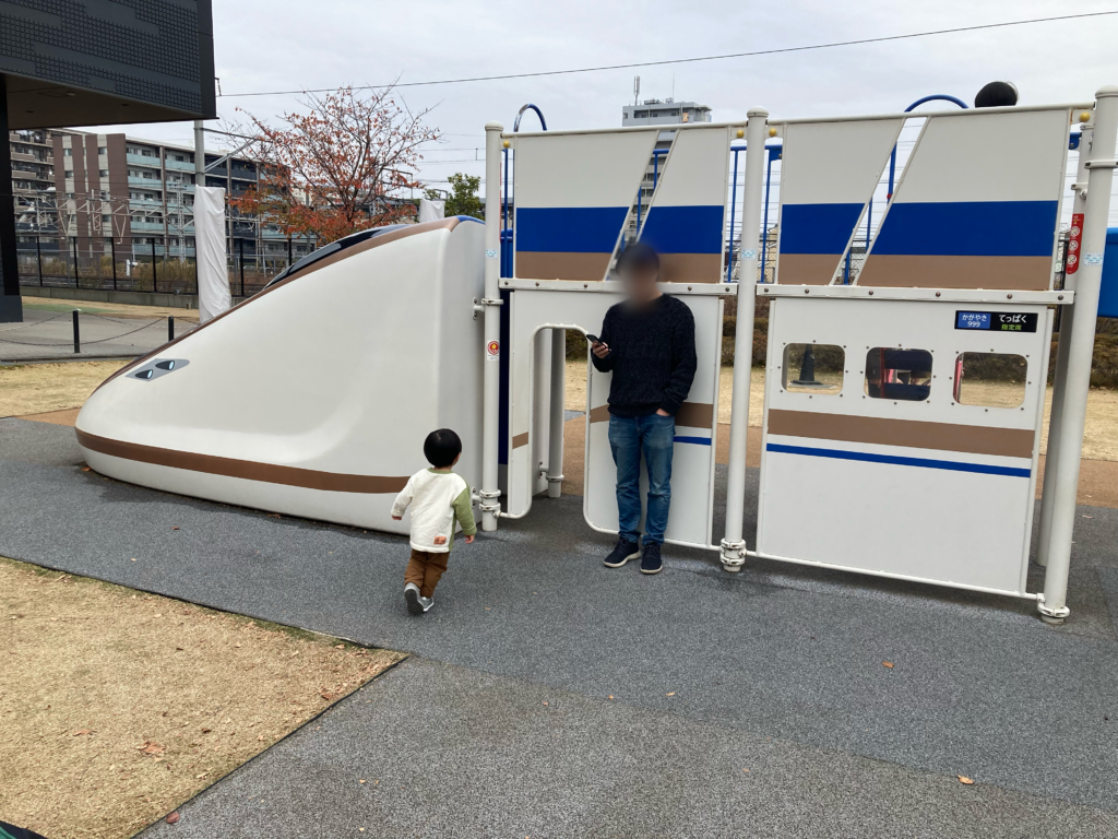 かがやきの形の遊具