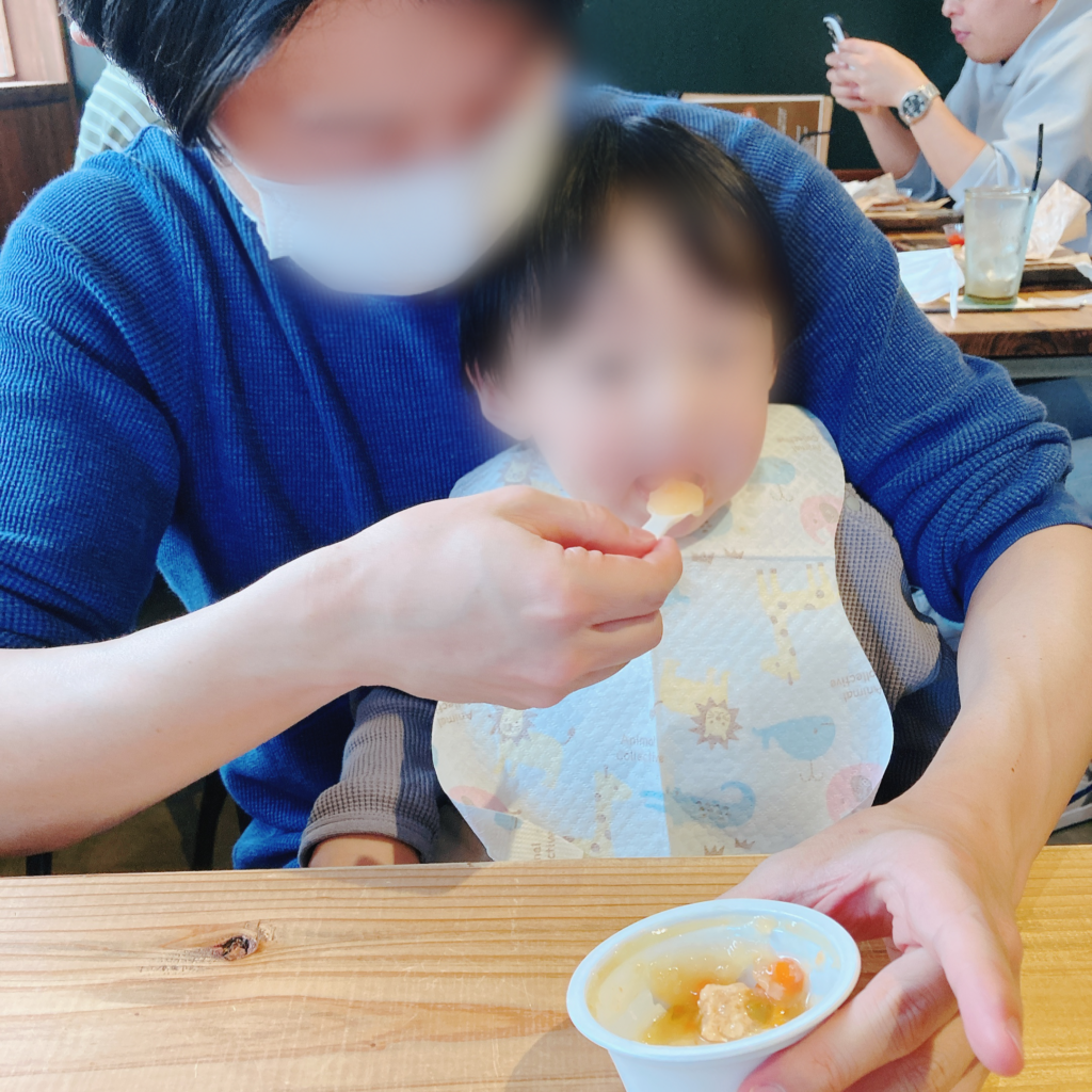 離乳食を食べる息子