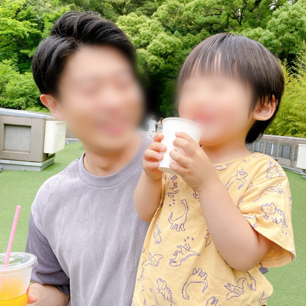 みかんジュースを飲む息子