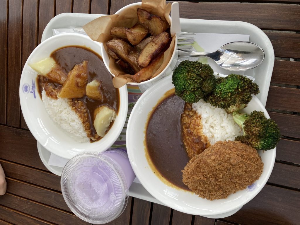 ランチに食べたカレーやポテト