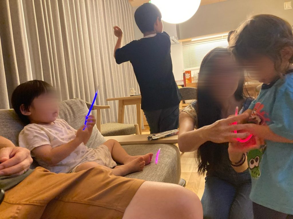 光る棒ではしゃぐ子どもたち