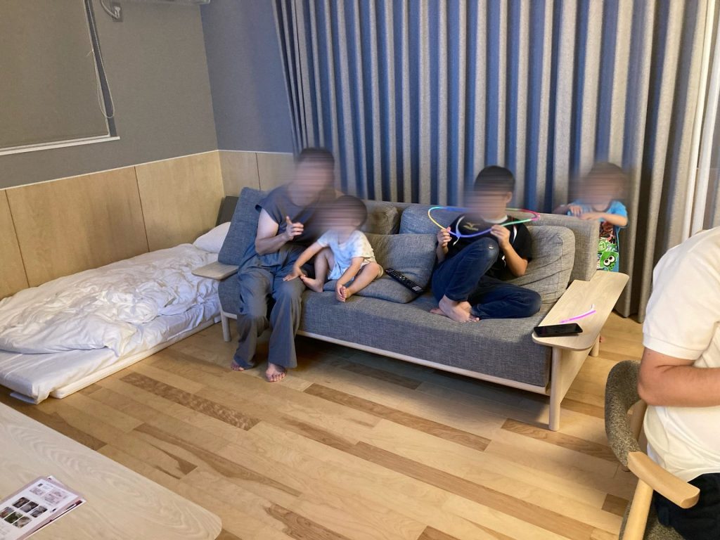 テレビを見る子どもたち