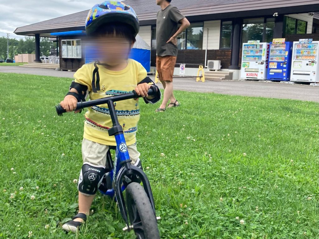 ストライダーで遊んでいる様子