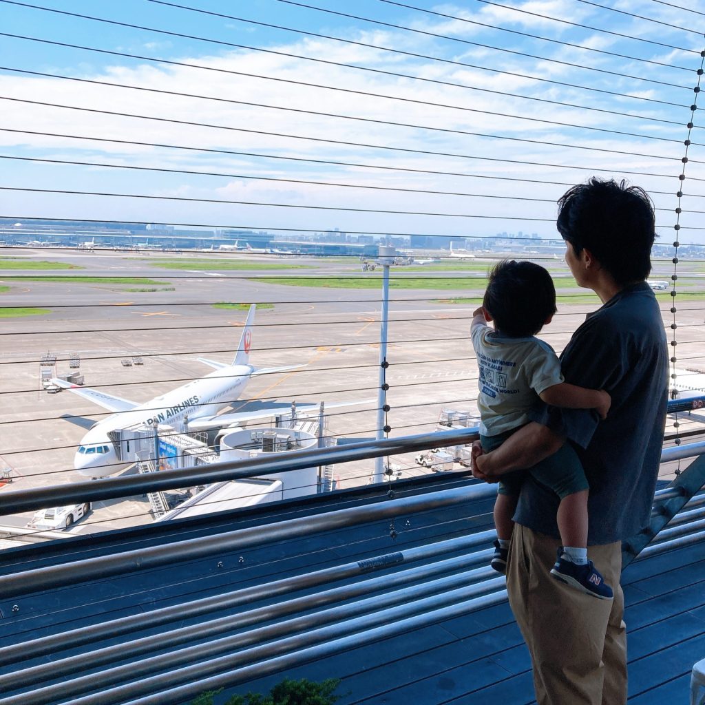 展望デッキから飛行機を見る様子