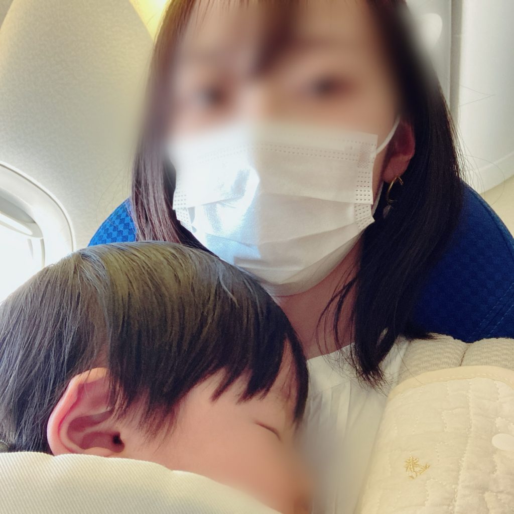 フライト中にお昼寝する息子