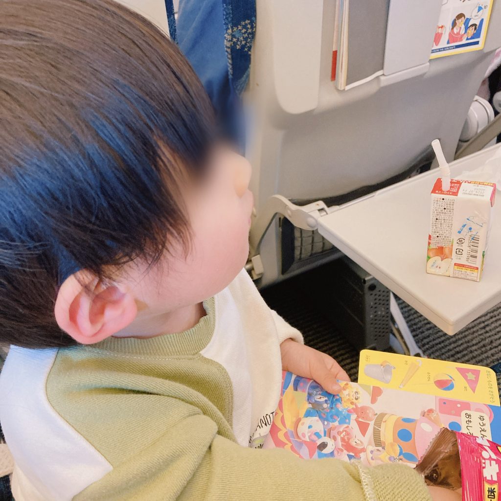 ジュースとおやつを食べる息子