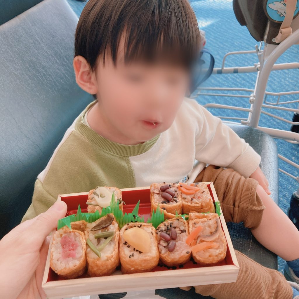 空弁を食べる息子