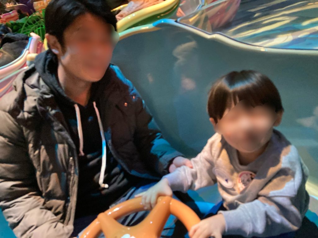 ワールプールのアトラクションに乗る様子