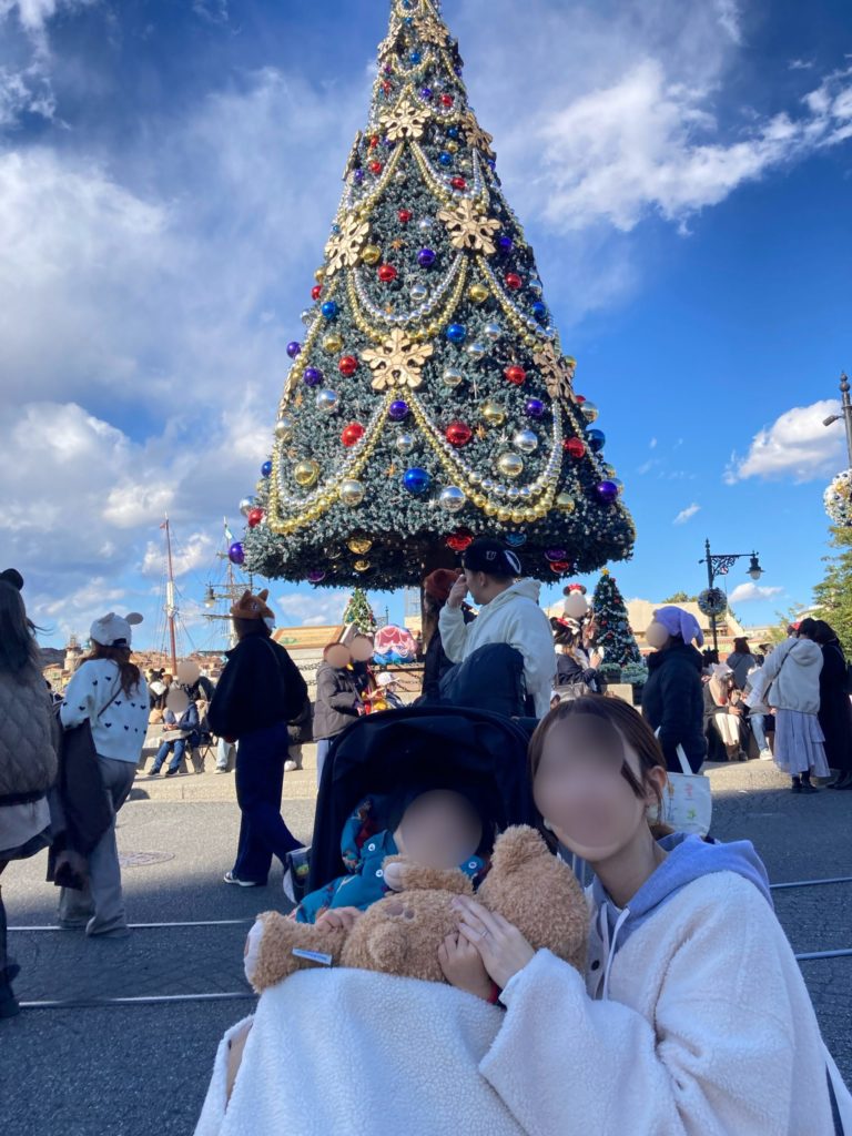 クリスマスツリーの前で記念撮影