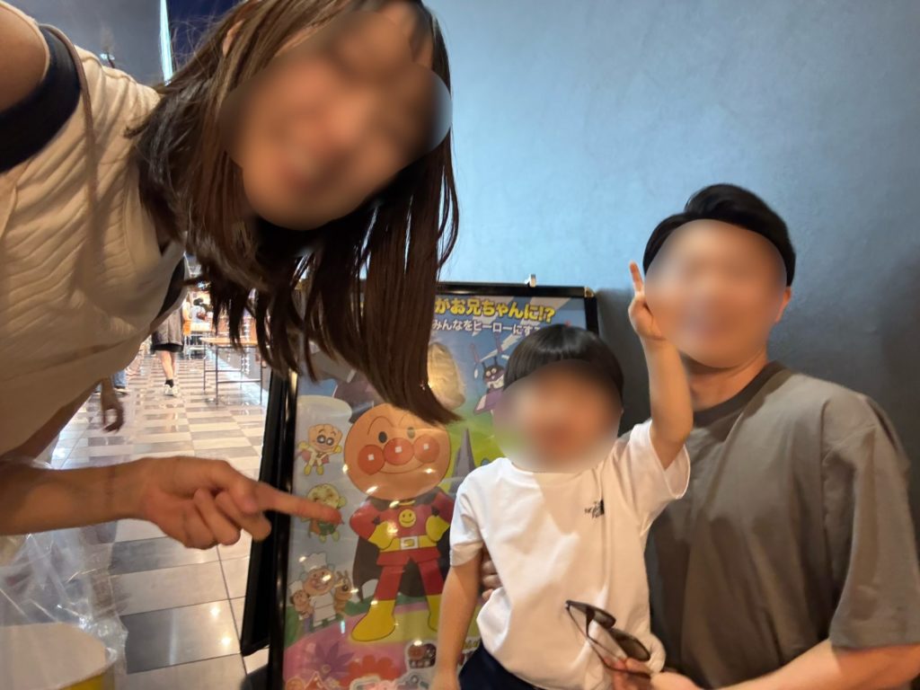 看板の前で記念撮影