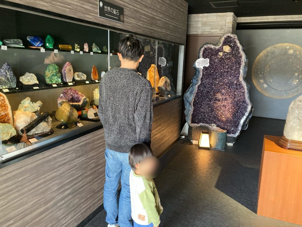 世界の鉱石の展示