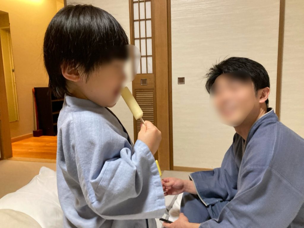 アイスキャンディーを食べる息子