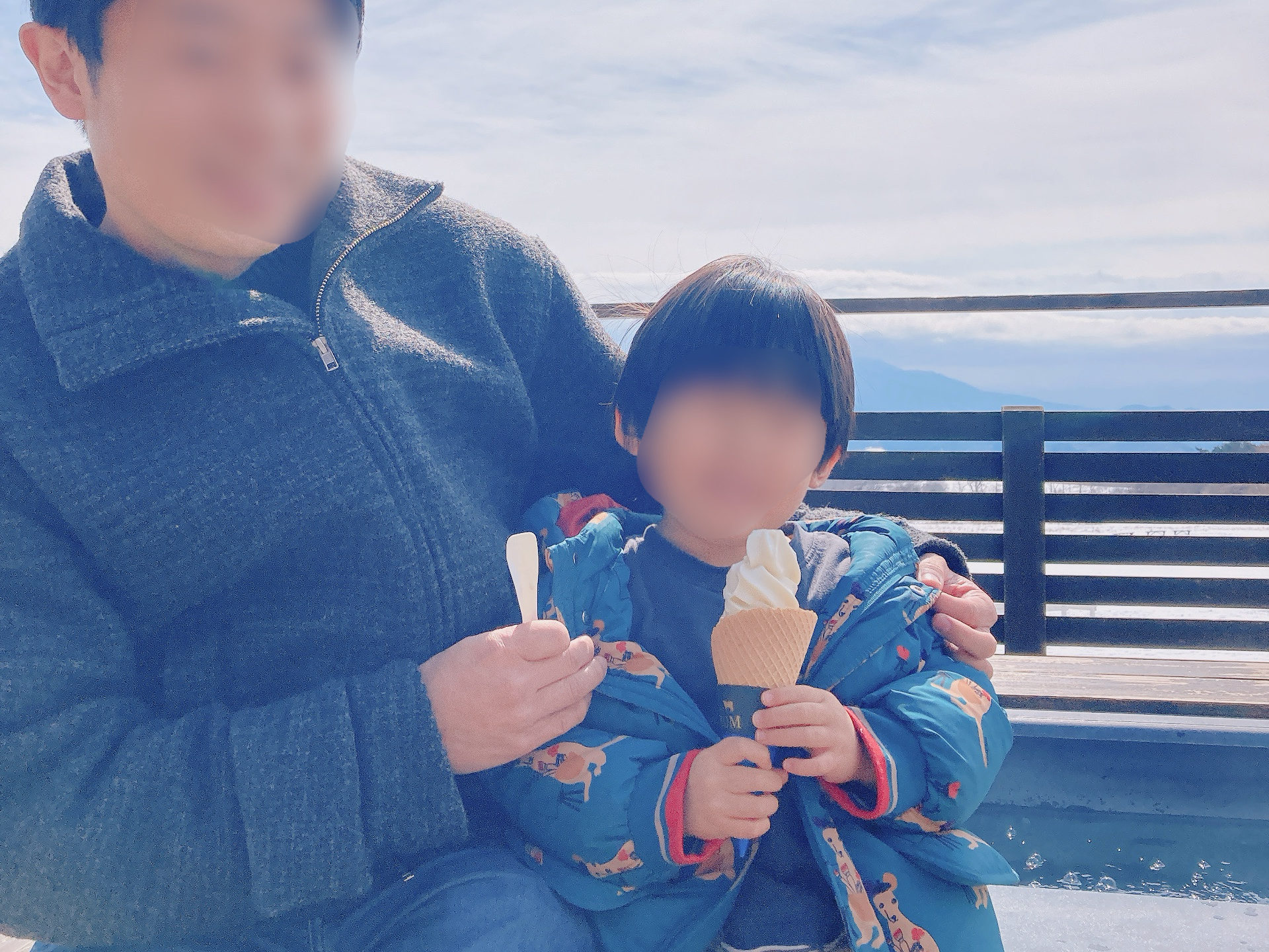 清泉寮でソフトクリームを食べる様子