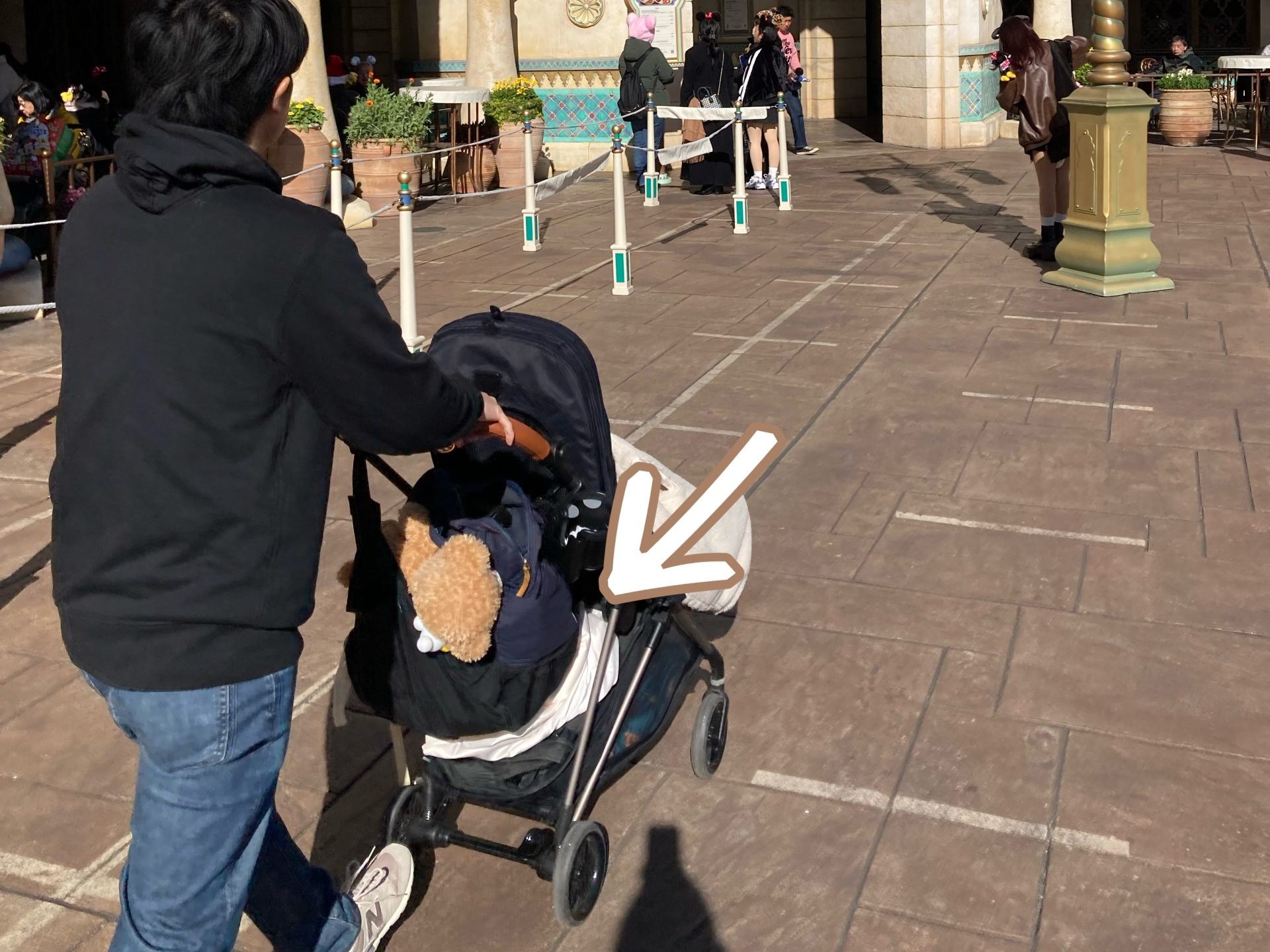 ベビーカーハンモックをディズニーで使った様子